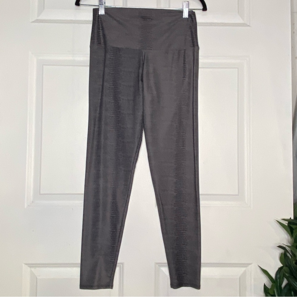 Onzie Grey Snakeskin Print Leggings Size Medium Large